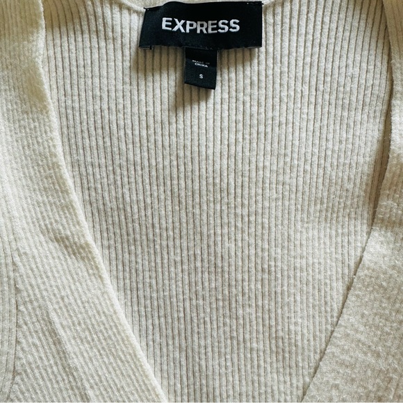 Express ribbed v neck ruffled sleeves top color offwhite size S - Picture 3 of 4